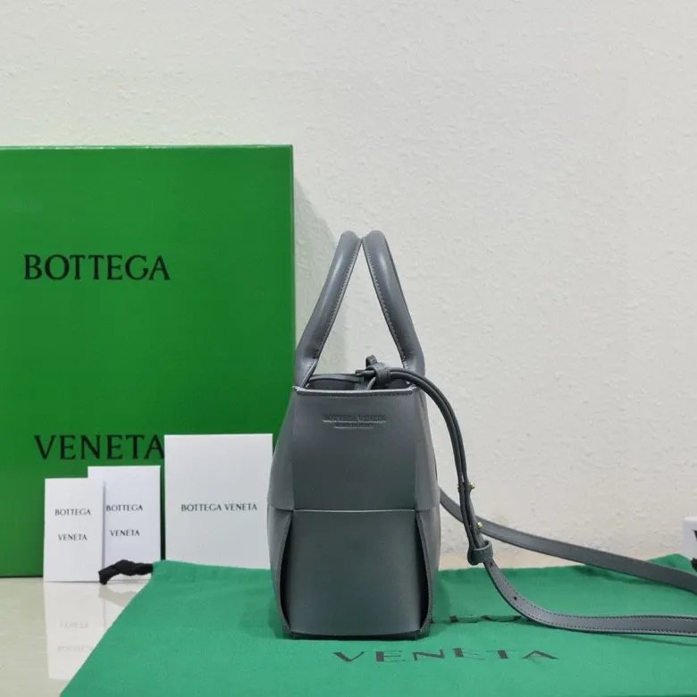 Batch 1500 🔥🔥🔥BV mini tote bag🟡🟡🟡Arco tote finally has a mini version this season. I love this size💯I have always been fond of tote bags because it has no complicated design, is simple and neat, and is easy to match with daily clothes🍒🍒Key point key point! It comes with a detachable shoulder strap, suitable for commuting and casual wear for any occasion👏👏Model number: 9894#, size: 25x16x8cm